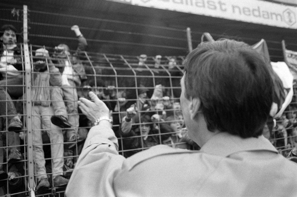 Supportersrellen tijdens Den Haag tegen Ajax in Den Haag Johan Cruijff maant s, Bestanddeelnr 933-9081