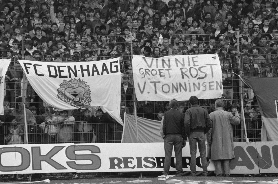 Supportersrellen tijdens Den Haag tegen Ajax in Den Haag spandoek van Den Haag, Bestanddeelnr 933-9080