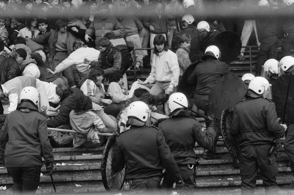 Supportersrellen tijdens Den Haag tegen Ajax in Den Haag ME komt tribunes op, Bestanddeelnr 933-9073