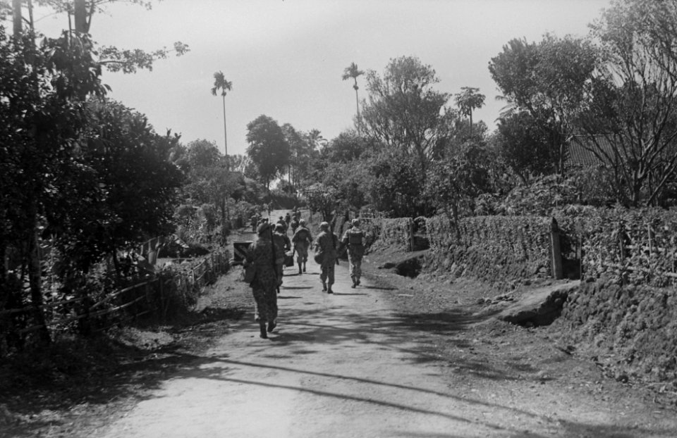 Surabaya-sector. Opmars door een der laatste kampongs voor Trawas., Bestanddeelnr 11688