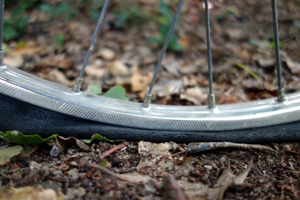 Bicycle tire flatfoot airless