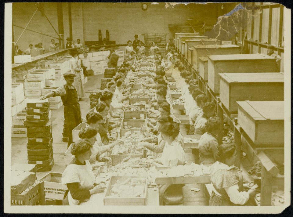 Supply reserve depot. Girls making up Soldiers grocery rations, Bestanddeelnr 158-0116