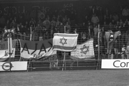 Supportersrellen tijdens Den Haag tegen Ajax in Den Haag Ajax-spandoeken, Bestanddeelnr 933-9083