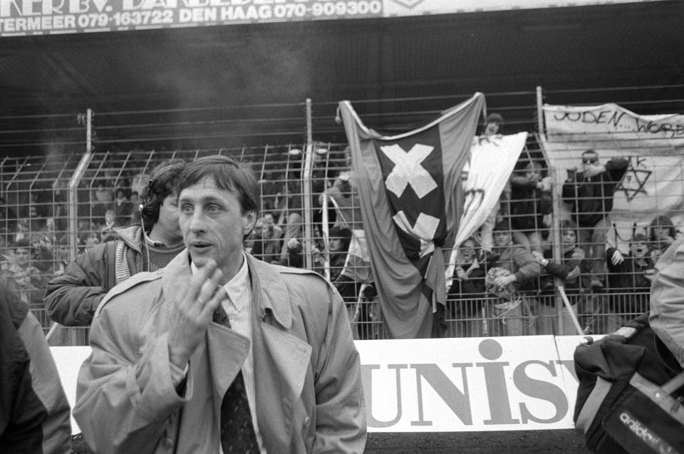 Supportersrellen tijdens Den Haag tegen Ajax in Den Haag Johan Cruijff voor Aj, Bestanddeelnr 933-9088