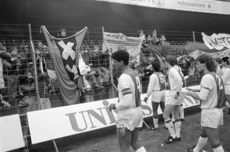 Supportersrellen tijdens Den Haag tegen Ajax in Den Haag Ajaxspelers manen de , Bestanddeelnr 933-9085