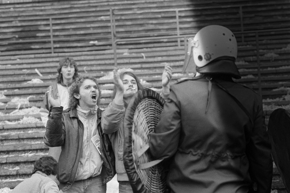Supportersrellen tijdens Den Haag tegen Ajax in Den Haag ME komt tribunes op , Bestanddeelnr 933-9075