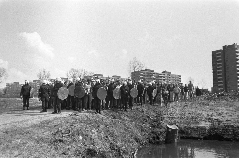 Supporters worden onder ME-begeleiding naar stadion gebracht, Bestanddeelnr 933-6177
