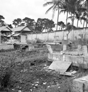 Surabaya Het Europese kerkhof te Lawang werd door de TNI onteerd en geschonden., Bestanddeelnr 12003