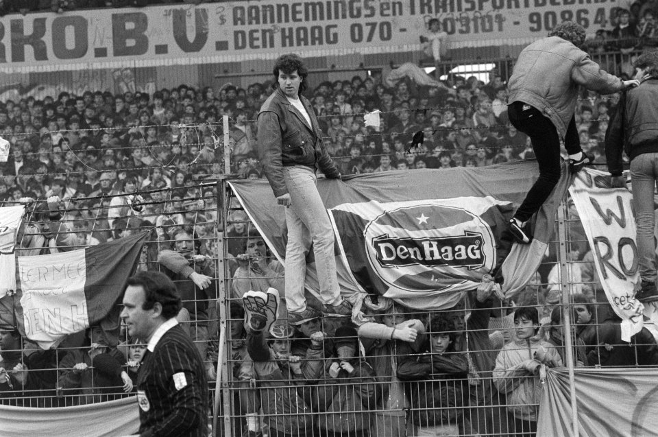 Supportersrellen tijdens Den Haag tegen Ajax in Den Haag Den Haag supporters i, Bestanddeelnr 933-9079
