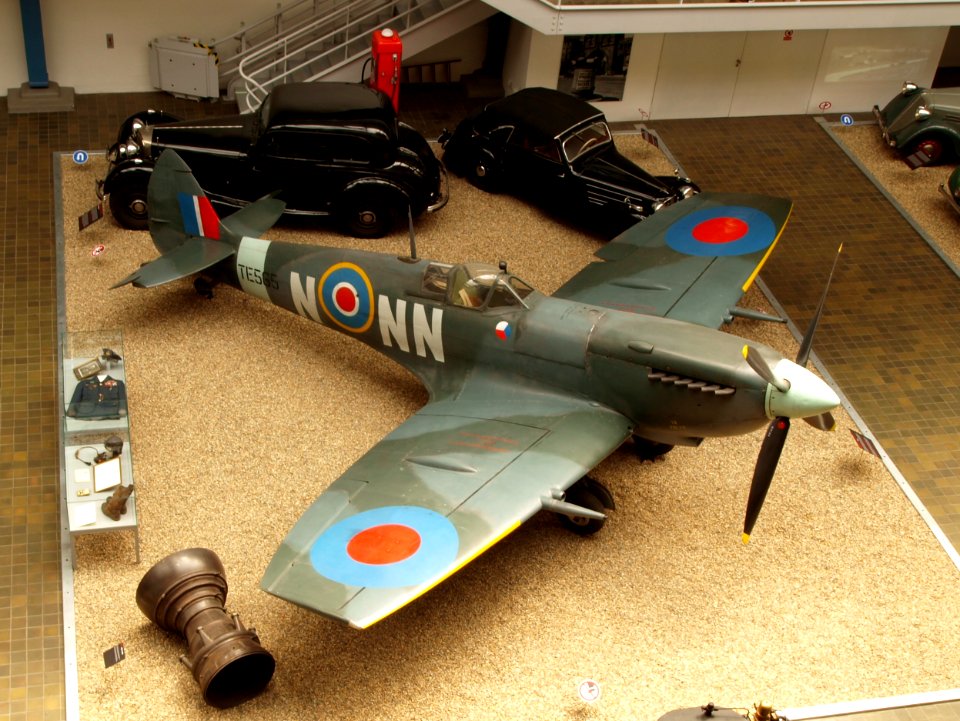 Supermarine Spitfire LF Mk. IXe pic2