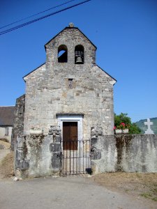 Sunhar (Lichans-Sunhar, Pyr-Atl, Fr) église avec stèle basque au sommet du clocher-mur