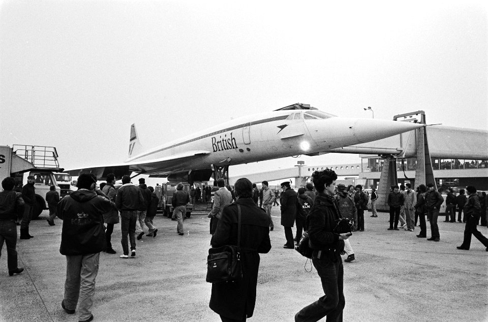 Supersonisch BritsFrans vliegtuig Concorde op Schiphol. De Concorde na aankomst, Bestanddeelnr 932-0080
