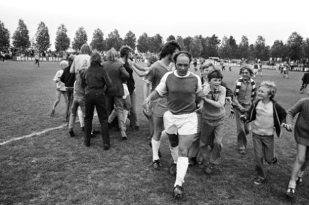 Supporters omringen de spelers na afloop van de wedstrijd door de overwinning z, Bestanddeelnr 924-6258 photo