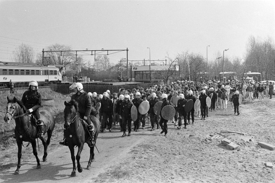 Supporters worden onder ME-begeleiding naar stadion gebracht, Bestanddeelnr 933-6176