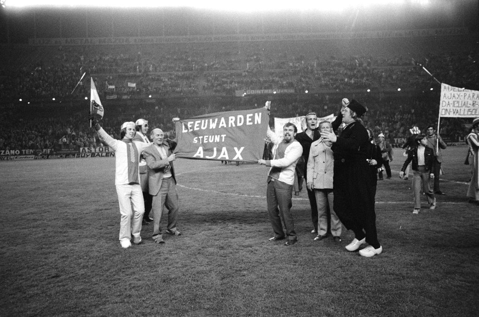 Supporters met spandoek, Bestanddeelnr24-4548 en 924-4549