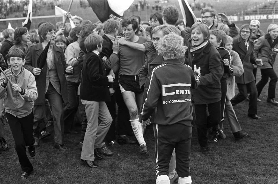 Supporters op het veld, Bestanddeelnr 924-4013