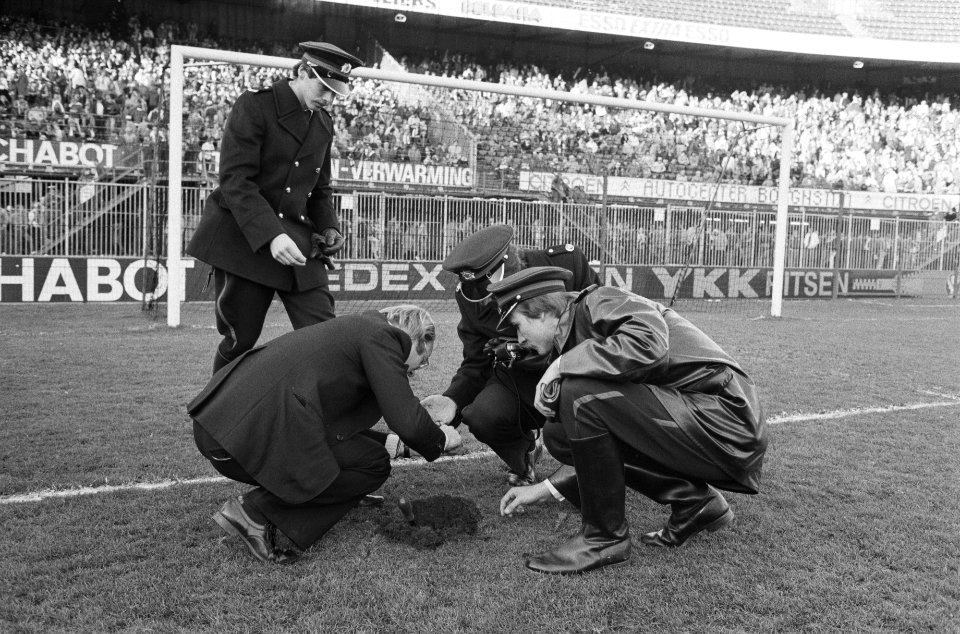 Supporter gooide een bom op het veld politie-agenten zoeken in de rust naar sch, Bestanddeelnr 931-7924