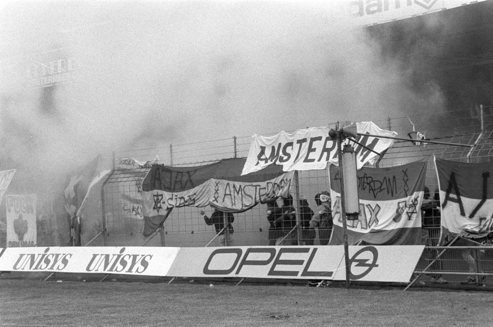 Supportersrellen tijdens Den Haag tegen Ajax in Den Haag Ajax-spandoeken, Bestanddeelnr 933-9086