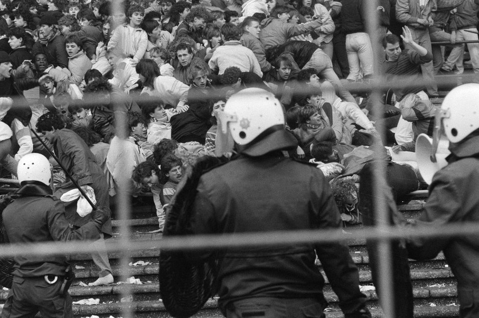 Supportersrellen tijdens Den Haag tegen Ajax in Den Haag ME komt tribunes op, Bestanddeelnr 933-9074