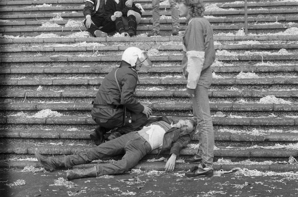 Supportersrellen tijdens Den Haag tegen Ajax in Den Haag een gewonde supporter, Bestanddeelnr 933-9077