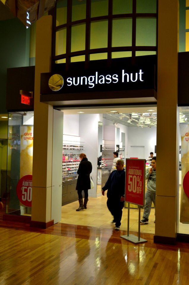 SunglassHutVaughanMills-DLighting