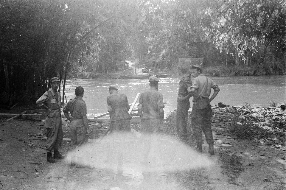 Sumatra's Oostkust, langs de Status Quo lijn Nederlandse soldaten aan de oever , Bestanddeelnr 1545-1-2