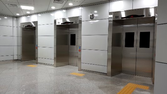 Sungshin Women's Univ. Station Transfer Passage 1