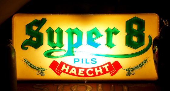 Super 8 pils Haecht lichreclame photo