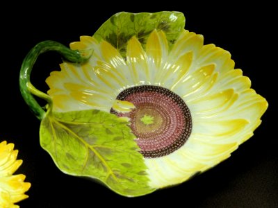 Sunflower dish, c. 1752-1755, Chelsea, glassy soft-paste porcelain, overglaze enamels - Gardiner Museum, Toronto - DSC00857