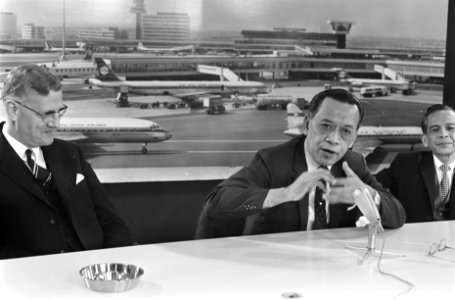 Sultan Hamenko Buwono , minister van Economische Zaken van Indonesie, arriveert , Bestanddeelnr 922-3043