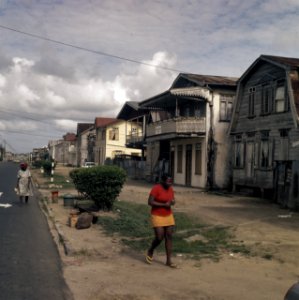 Suriname (straatbeelden, industrie, politiek, mensen etc. huisvesting straat in, Bestanddeelnr 254-9626