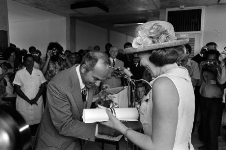 Suriname onafhankelijkheid op 2511 etc Beatrix en Cla bezoeken revalidatiece, Bestanddeelnr 928-2986