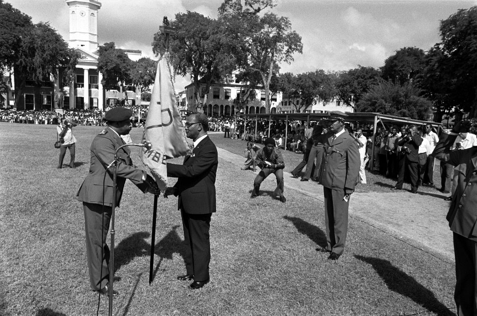 Suriname onafhankelijkheid op 2511 etc beediging militairen en overdracht va, Bestanddeelnr 928-3002