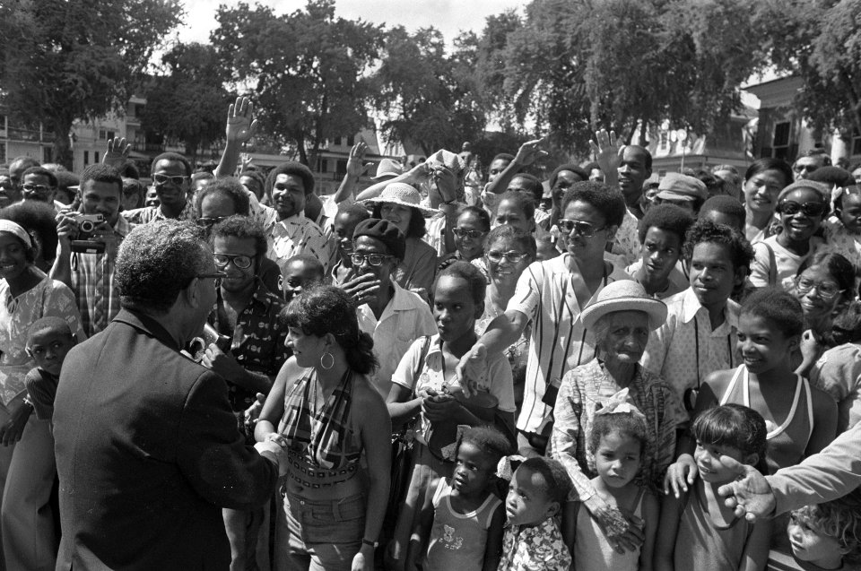 Suriname onafhankelijkheid op 2511 etc beediging militairen en overdracht va, Bestanddeelnr 928-3001