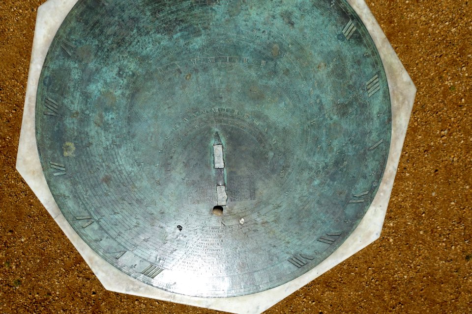 Sundial by Henry Wynne, late 1600s - Wrest Park - Bedfordshire, England - DSC08279