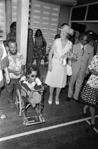 Suriname onafhankelijkheid op 2511 etc Beatrix en Claus bezoeken revalidatie, Bestanddeelnr 928-2985