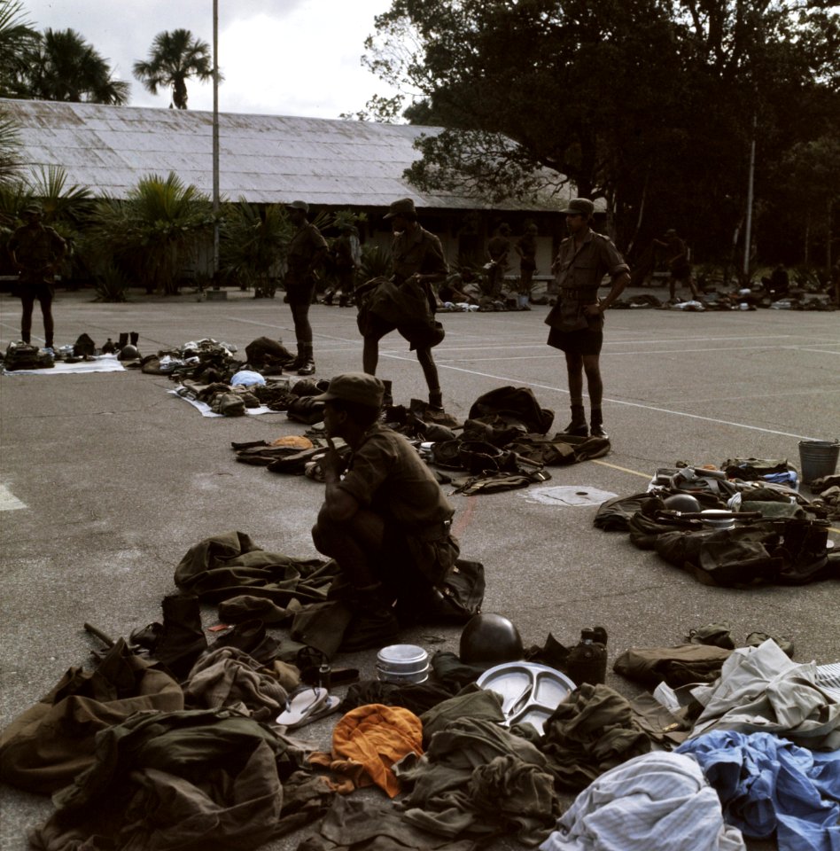 Suriname (straatbeelden, industrie, politiek, mensen etc. leger opleiding Surin, Bestanddeelnr 254-9614