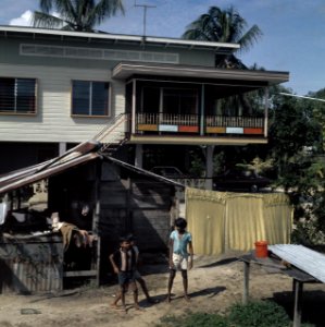 Suriname (straatbeelden, industrie, politiek, mensen etc. huisvesting nr. 2 k, Bestanddeelnr 254-9628