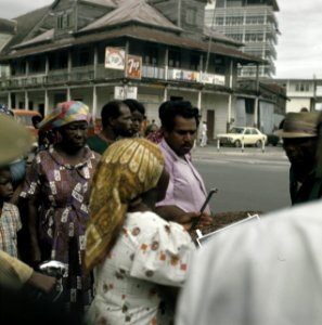 Suriname (straatbeelden, industrie, politiek, mensen etc. bevolking vrouwen op , Bestanddeelnr 254-9635