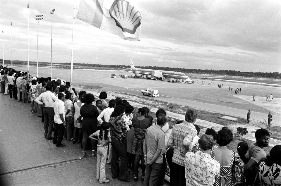 Suriname, vliegveld Zanderij menigte op pier, Bestanddeelnr 927-8356