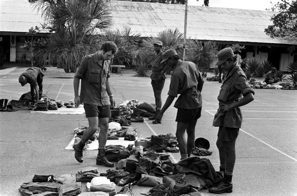 Suriname, Surinaamse leger inspectie plunjezakken, Bestanddeelnr 927-8360