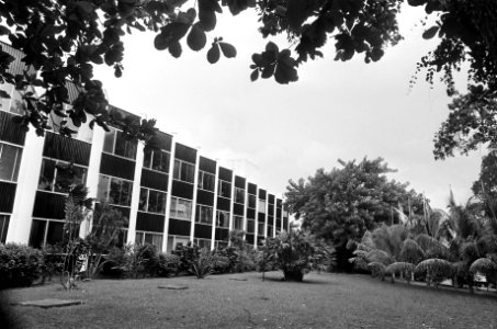 Suriname, straatbeelden in Paramaribo duurste hotel Torarica, politieagente in , Bestanddeelnr 927-8443