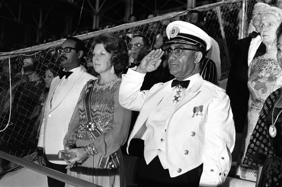 Suriname onafhankelijkheid op 2511 etc plechtigheden in stadion van Paramari, Bestanddeelnr 928-3003