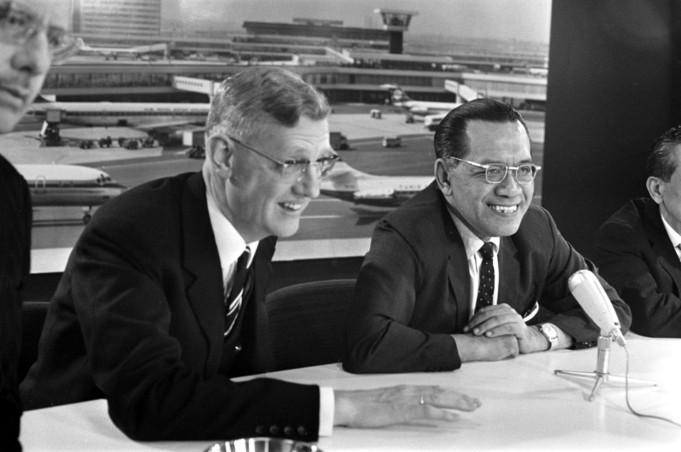 Sultan Hamengkubuwana IX (minister van Economische Zaken van Indonesië) arriveer, Bestanddeelnr 922-3042