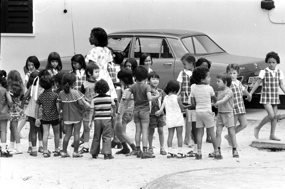 Suriname, onderwijs kinderen op een speelterrein, Bestanddeelnr 927-8364