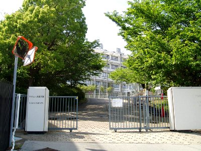 Suma-Gakuen-Entrance-2014050401