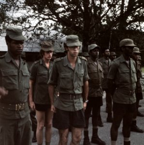 Suriname (straatbeelden, industrie, politiek, mensen etc. leger soldaten in uni, Bestanddeelnr 254-9616