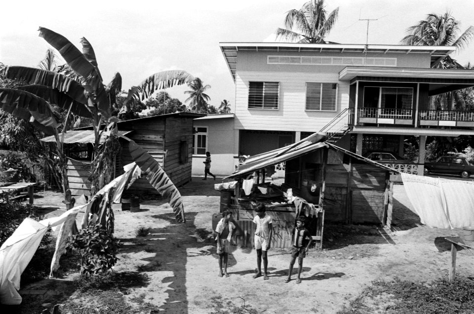 Suriname, De Erven , Armoede krotten op de voorgrond, villa daarachter, Bestanddeelnr 927-8400