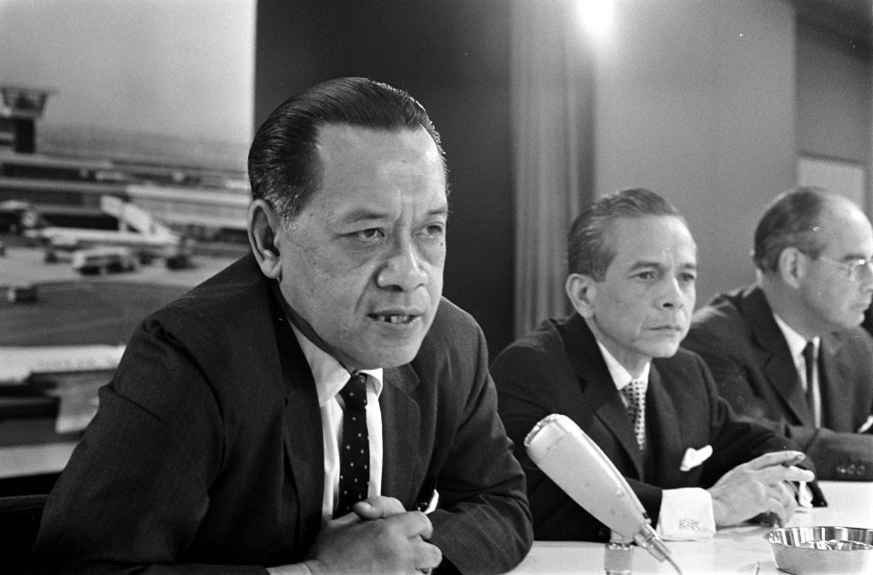 Sultan Hamenko Buwono , minister van Economische Zaken v Indonesie, arriveert op, Bestanddeelnr 922-3047