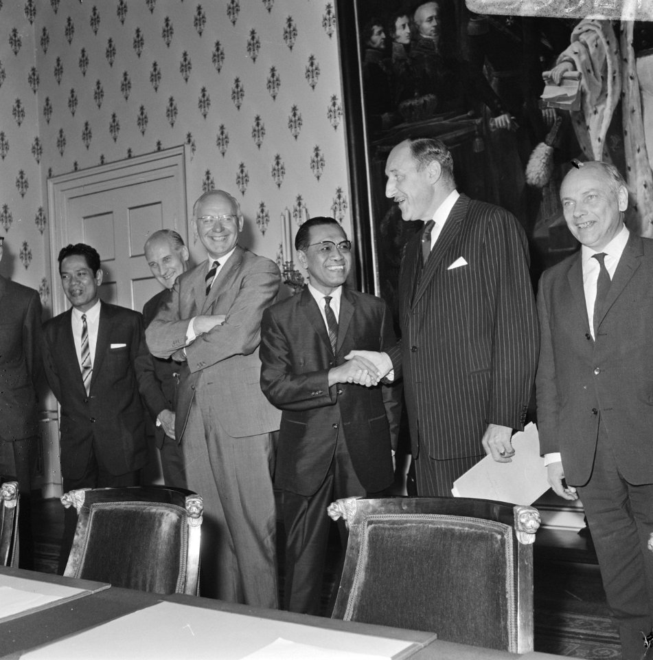 Sultan Hamengkoe Buwone en Minister J. Luns schudden elkaar de hand bij aanvang…, Bestanddeelnr 919-5321